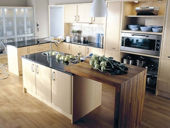 Gullwing Maple kitchen with a walnut topped island
